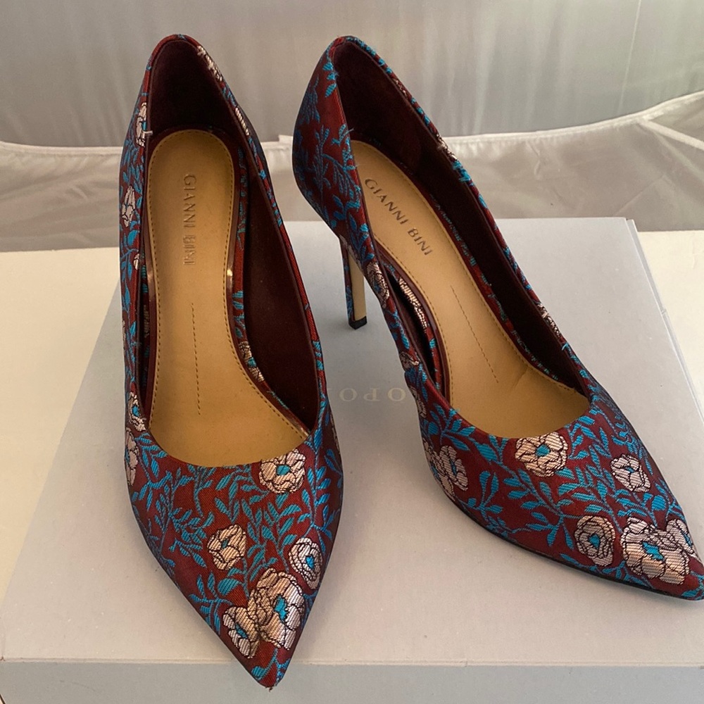 GIANNI BINI Jilleytwo Multicolor Satin Brocade Point-Toe Pumps Size 8 Floral